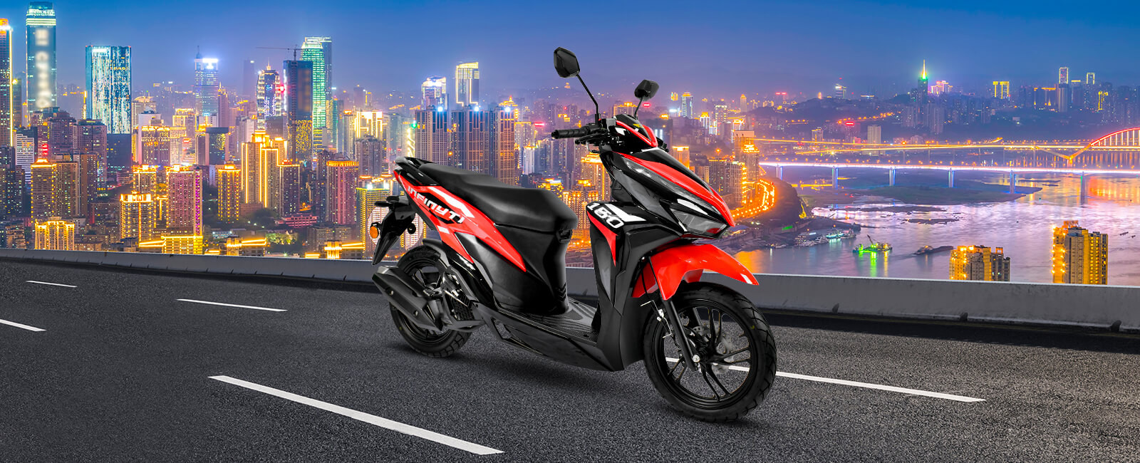 Moto scooter INFINITY 150 en la pista